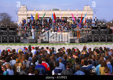 La folla in un concerto durante la Giornata della Terra Festival di Gorky Park di Mosca Russia G Hellier Foto Stock