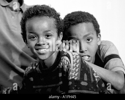 Due ragazzi colorate affacciate e ridere per la fotocamera Foto Stock