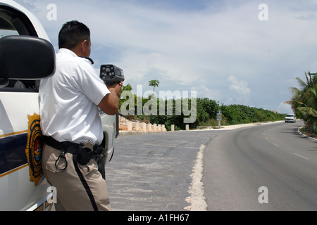 Un poliziotto di controllo limite di velocità con una pistola radar Cancun Messico Foto Stock