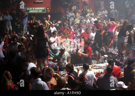 La gente ballare all'interno del Coco Bango night club Cancun Messico Foto Stock