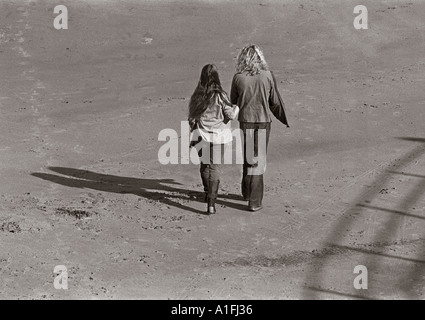 Giovane camminando sulla spiaggia a Whitby North Yorkshire Foto Stock