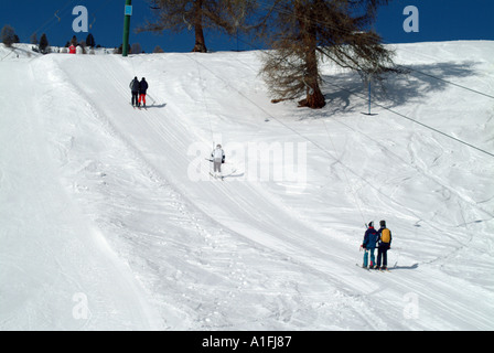 Swiss tracciato di sci gruppo di sciatori verbier svizzera alpine ski resort sport Foto Stock
