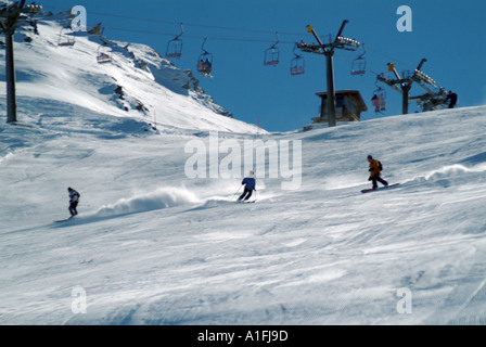 Svizzera di sci piste con gruppo di sciatori verbier svizzera alpine ski resort sport Foto Stock