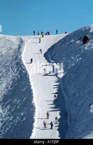 Ripide e strette svizzera di sci piste con gruppo di sciatori verbier svizzera alpine ski resort sport Foto Stock