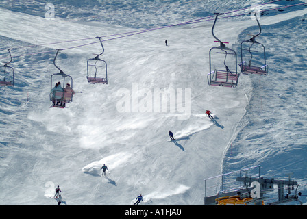 Swiss Ski seggiovia in svizzera di sci piste con gruppo di sciatori verbier svizzera alpine ski resort sport Foto Stock