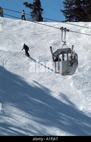 Svizzera di sci piste con gruppo di sciatori e gondola skilift verbier svizzera alpine ski resort sport Foto Stock
