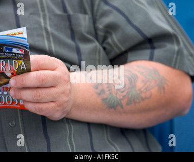 Il sovrappeso uomo la lettura di un libro Foto Stock