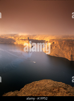 Alba con nebbia e barche sul lago di Billy Chinook Oregon Foto Stock