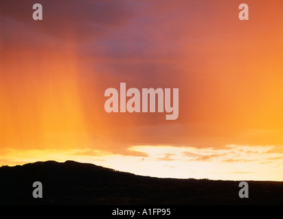 Tramonto colorato rainclouds venata da un temporale nelle vicinanze Cimarron Colorado Foto Stock