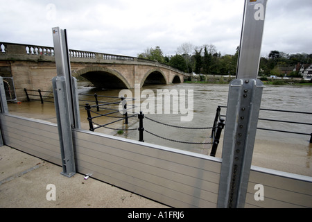 Flood Barrier sul fiume Severn a Bewdley WORCESTERSHIRE REGNO UNITO Foto Stock