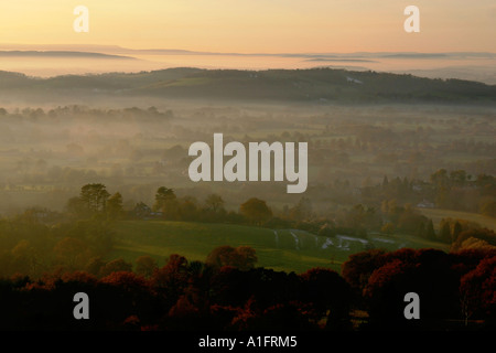 Guardando ad ovest dalla Malvern Hills in una nebbiosa giorno in inverno Foto Stock