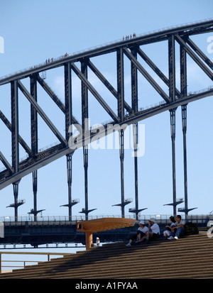 Il Ponte del Porto di Sydney con gli alpinisti su Opera House di Sydney di primo piano del Nuovo Galles del Sud Australia Foto Stock