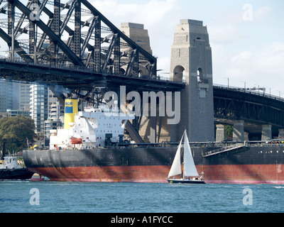 Nave chiamata pacific aquarius passando altri galleggianti sotto il Ponte del Porto di Sydney, Nuovo Galles del Sud Australia Foto Stock