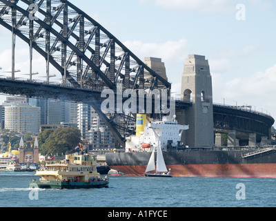 Nave chiamata pacific aquarius passando altri galleggianti sotto il Ponte del Porto di Sydney, Nuovo Galles del Sud Australia Foto Stock