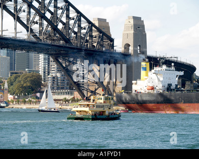 Nave chiamata pacific aquarius passando altri galleggianti sotto il Ponte del Porto di Sydney, Nuovo Galles del Sud Australia Foto Stock