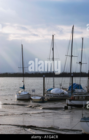 Barche a vela in Heybridge Basin con il cielo nuvoloso Inghilterra Foto Stock