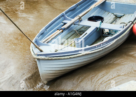 Vista dettagliata del canotto in acqua fangosa Maldon Inghilterra Foto Stock