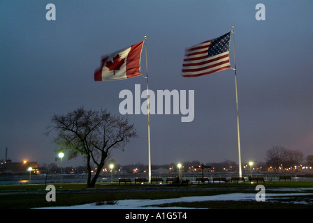 Bandiere di Stati Uniti e Canada volare di notte Foto Stock
