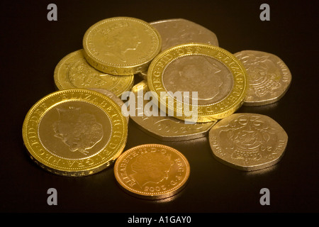 Selezione delle monete Britanniche con sfondo nero Foto Stock