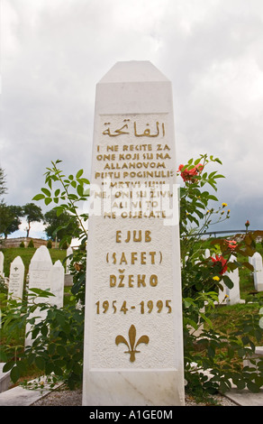 Memorial con iscrizione dal corano in un cimitero di guerra a Sarajevo in Bosnia Erzegovina Foto Stock