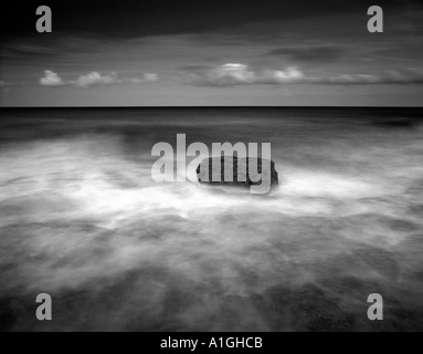 Lavare le onde su scogli dopo il tramonto a battuta Seacombe Purbeck Dorset Regno Unito Europa Foto Stock