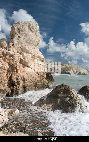 La formazione di schiuma del mare a Afrodite Beach, Cipro Foto Stock