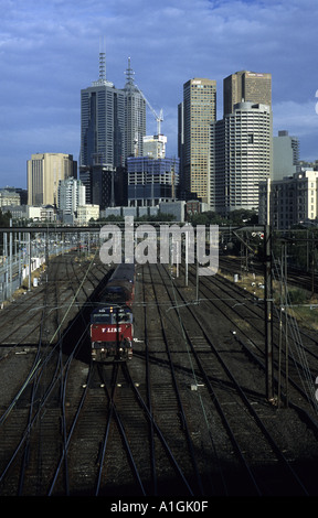 V-Line bolina diesel treni passeggeri con city center dietro, Melbourne, Australia Foto Stock