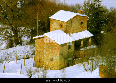 Un'azienda abbandonata cottage su in una serie stagionale Umbria Italia Foto Stock