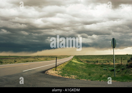 Teste di Tuono scuro oltre il bivio in Colorado rurale USA Foto Stock