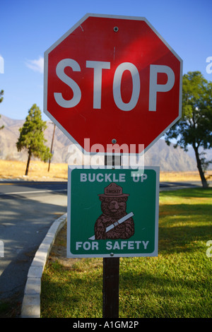 Il segnale di arresto e Smokey Bear segno San Bernardino Foresta Nazionale di San Bernardino County in California negli Stati Uniti Foto Stock