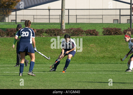 Ragazze Field Hockey antiribaltamento la sfera Foto Stock