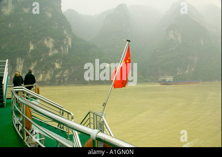 Vista da poppa di tourboat, Fiume Yangtze, bandiera cinese, Cina Foto Stock