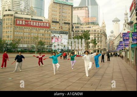 Delle donne che esercitano City Square, la mattina presto, Shanghai in Cina Foto Stock