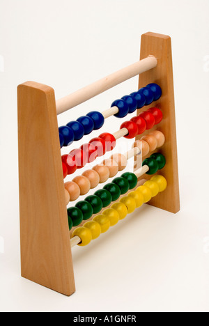 In legno colorato per bambini Abacus giocattolo educativo su sfondo bianco. Foto Stock