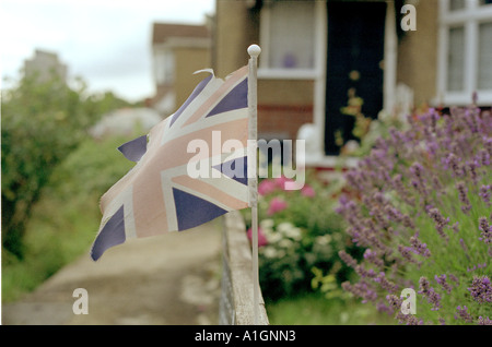 Un travagliato europea sventola nel vento al di fuori di una casa suburbana a nord-est di Londra. Foto Stock
