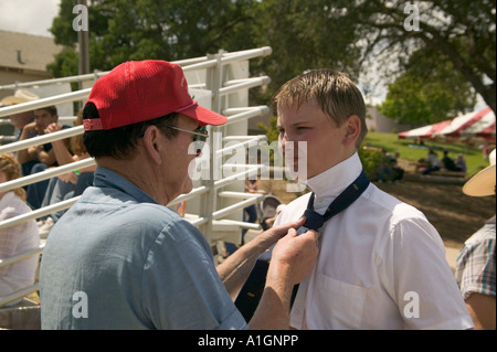 Nonno appone il tirante per la teen, futuri agricoltori d'America, California Foto Stock