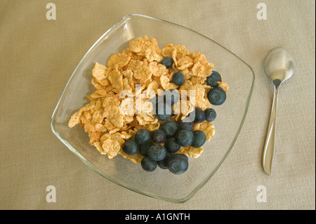 I mirtilli con cereali per la prima colazione nella ciotola di vetro, California Foto Stock