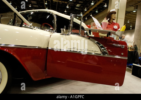 Larry e Karon Riley s 1956 Pontiac Star Chief convertibili a Detroit Autorama 2005 Foto Stock