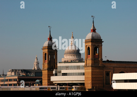 La cupola della cattedrale di St Paul incorniciato dai due torri in mattoni di Cannon Street Station Foto Stock