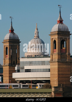 La cupola della cattedrale di St Paul incorniciato dai due torri in mattoni di Cannon Street Station Foto Stock
