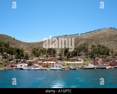 La piccola città di Tiguina sul lato sud est del lago Titicaca sulla frontiera boliviana Foto Stock