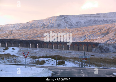 Viadotto Ribblehead whernside e in inverno la neve, Yorkshire Dales National Park, Regno Unito Foto Stock