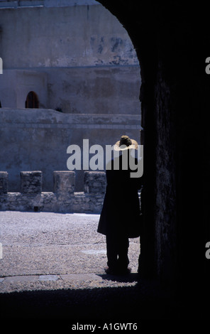 Il vecchio uomo si appoggia ad archway Foto Stock