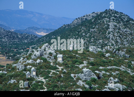 Vista del paesaggio di campagna turca con tombe sulle colline Foto Stock