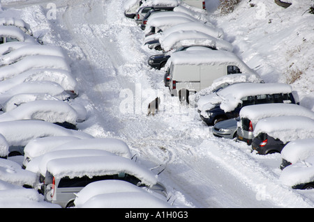 Parcheggio auto coperto di forti nevicate, le Alpi francesi Foto Stock