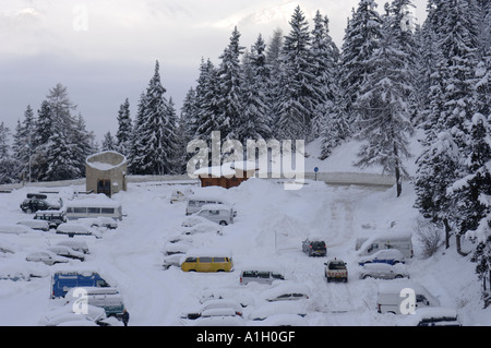 Vetture intrappolati nella neve pesante a Plagne Bellecote località sciistica nelle Alpi francesi Foto Stock