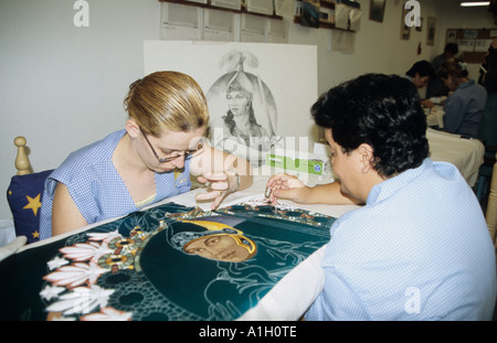 La preparazione di elaborare arazzo banner e costumi per la semana santa settimana in Lorca Andalusia Spagna Foto Stock