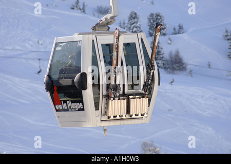 Telecabina che porta gli sciatori in salita a belle plagne località sciistica nelle Alpi francesi Foto Stock