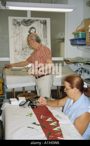 La preparazione di elaborare arazzo banner e costumi per la semana santa settimana in Lorca Andalusia Spagna Foto Stock