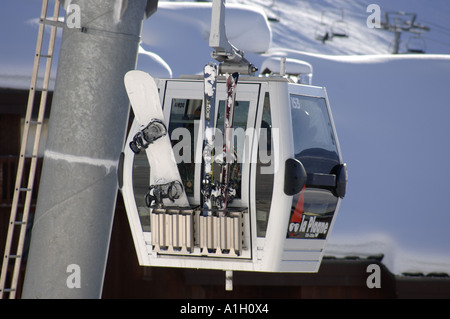 Telecabina che porta gli sciatori e snowboarder in salita a belle plagne località sciistica nelle Alpi francesi Foto Stock